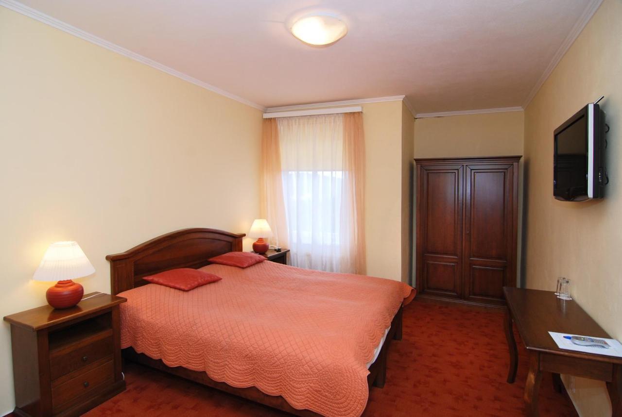 Hotel Bila Ruze Písek Exterior foto