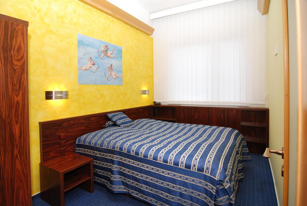Hotel Bila Ruze Písek Exterior foto