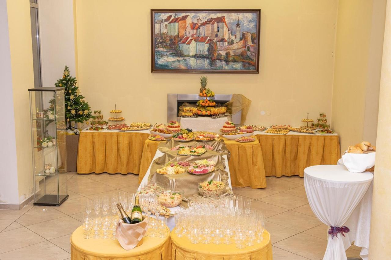 Hotel Bila Ruze Písek Exterior foto