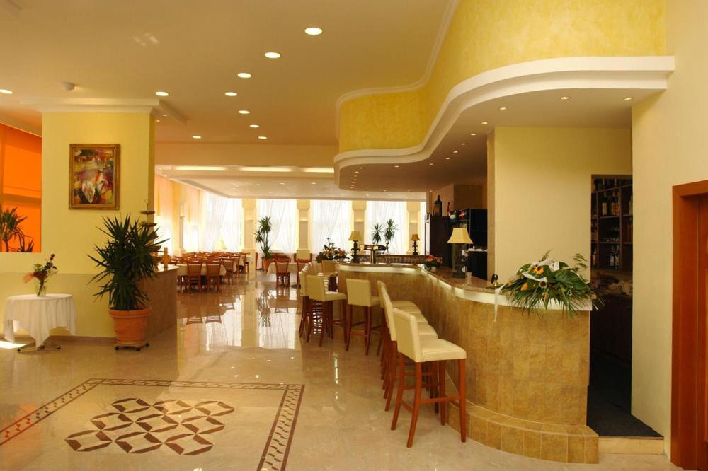 Hotel Bila Ruze Písek Exterior foto